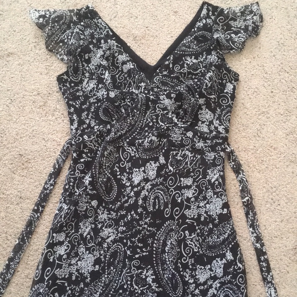 ZOEY BETH V-neck Midi Dress Black White Paisley Medium